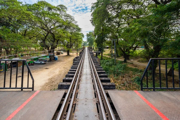 Ferrovia Uma Ponte Sobre Rio Kwai Kanchanaburi Tailândia — Fotografia de Stock