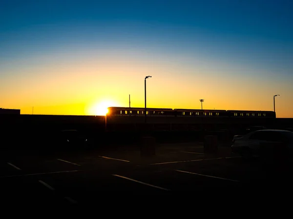 Silhueta Trem Céu Entrada Saída Belo Pôr Sol — Fotografia de Stock