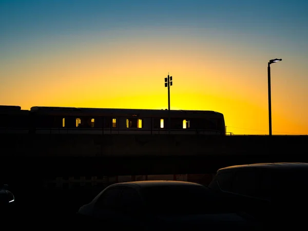 Silhueta Trem Céu Entrada Saída Belo Pôr Sol — Fotografia de Stock