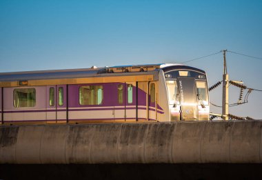 nonthaburi-Tayland 31 Ocak 2022: MRT mor hat gökyüzü treni Bang Yai, Nonthaburi Tayland.