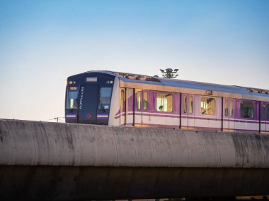 nonthaburi-Tayland 31 Ocak 2022: MRT mor hat gökyüzü treni Bang Yai, Nonthaburi Tayland.