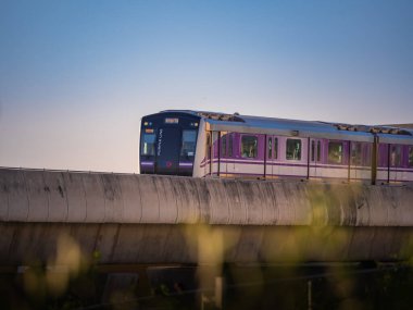 nonthaburi-Tayland 31 Ocak 2022: MRT mor hat gökyüzü treni Bang Yai, Nonthaburi Tayland.