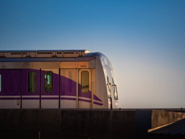nonthaburi-Tayland 31 Ocak 2022: MRT mor hat gökyüzü treni Bang Yai, Nonthaburi Tayland.
