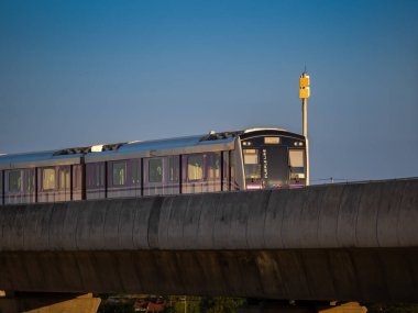 nonthaburi-Tayland 31 Ocak 2022: MRT mor hat gökyüzü treni Bang Yai, Nonthaburi Tayland.