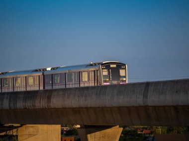 nonthaburi-Tayland 31 Ocak 2022: MRT mor hat gökyüzü treni Bang Yai, Nonthaburi Tayland.