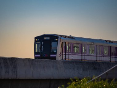 nonthaburi-Tayland 31 Ocak 2022: MRT mor hat gökyüzü treni Bang Yai, Nonthaburi Tayland.