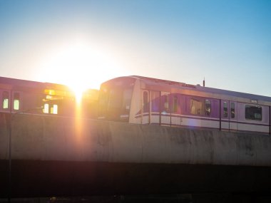 nonthaburi-Tayland 31 Ocak 2022: MRT mor hat gökyüzü treni Bang Yai, Nonthaburi Tayland.