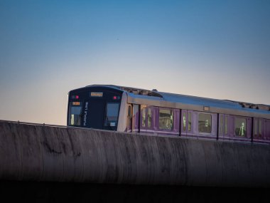 nonthaburi-Tayland 31 Ocak 2022: MRT mor hat gökyüzü treni Bang Yai, Nonthaburi Tayland.