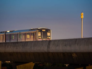 nonthaburi-Tayland 31 Ocak 2022: MRT mor hat gökyüzü treni Bang Yai, Nonthaburi Tayland.