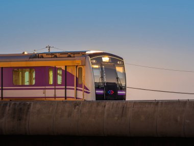 nonthaburi-Tayland 31 Ocak 2022: MRT mor hat gökyüzü treni Bang Yai, Nonthaburi Tayland.