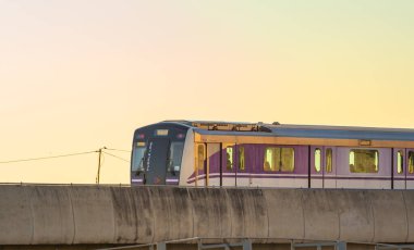 nonthaburi-Tayland 31 Ocak 2022: MRT mor hat gökyüzü treni Bang Yai, Nonthaburi Tayland.