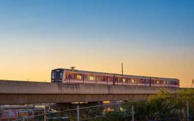 nonthaburi-Tayland 31 Ocak 2022: MRT mor hat gökyüzü treni Bang Yai, Nonthaburi Tayland.