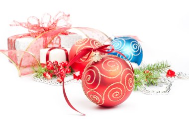 Noel topları ile çam süsleme