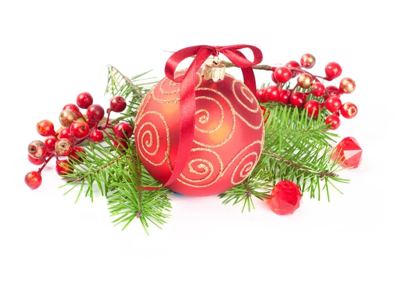 Boules de Noël avec décoration en pin — Photo
