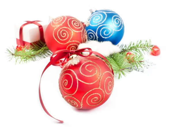 Kerstballen met pine decoratie — Stockfoto