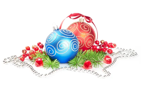 Kerstballen met pine decoratie — Stockfoto