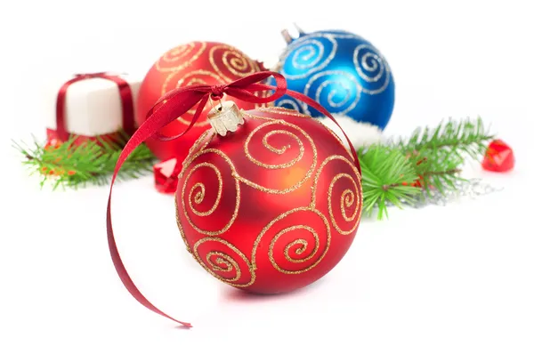 Palline di Natale con decorazione in pino — Foto Stock