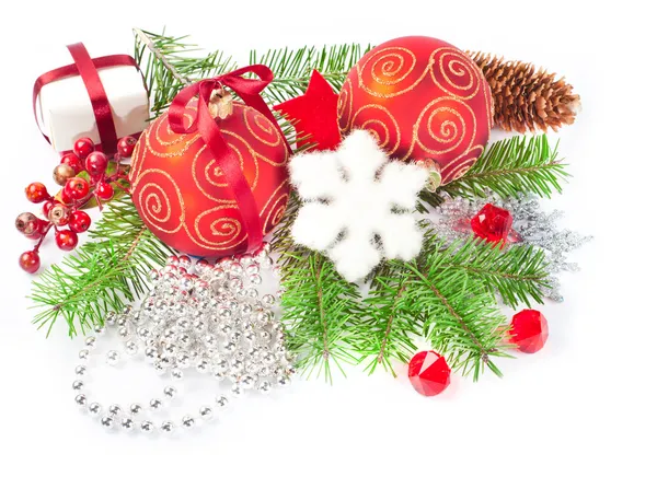 Boules de Noël avec décoration en pin — Photo