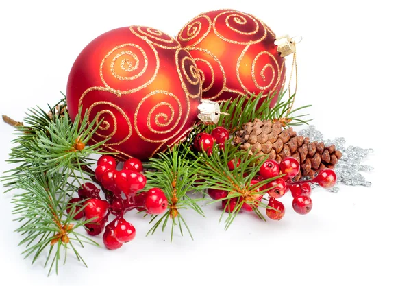 Weihnachtskugeln mit Tannenschmuck — Stockfoto