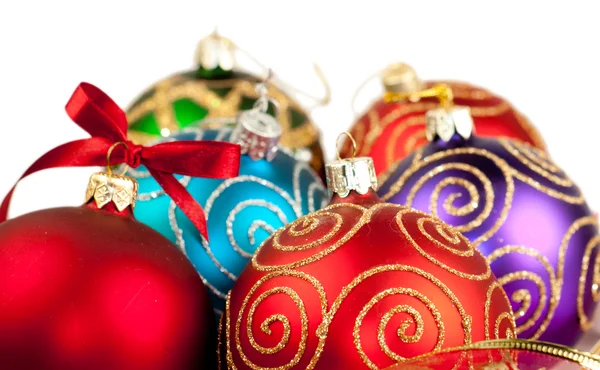 Рождественские шары с сосновым декором — стоковое фото