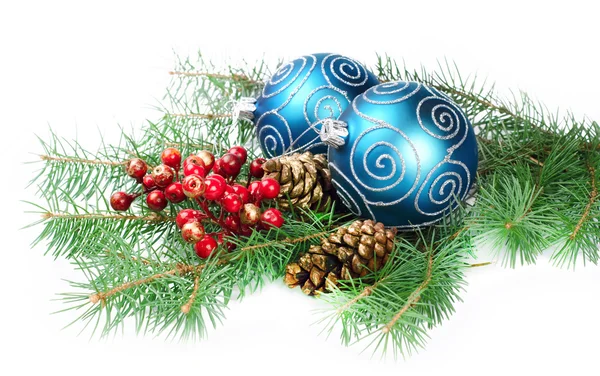 İki Noel topları ile çam ve süslemeler — Stok fotoğraf