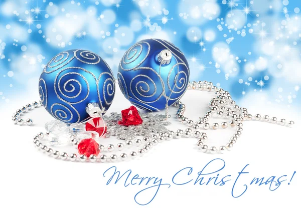 松や装飾品で 2 つのクリスマス ボール — ストック写真