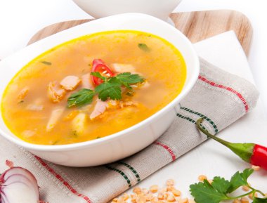 beyaz porselen tabak bezelye çorbası