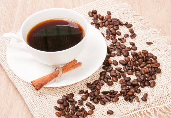 Coffe cup with coffe beans — Stock Photo, Image