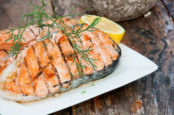 Salmon steak grilled with lemon — Stock Photo, Image