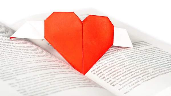 Un corazón de origami de papel en un libro — Foto de Stock