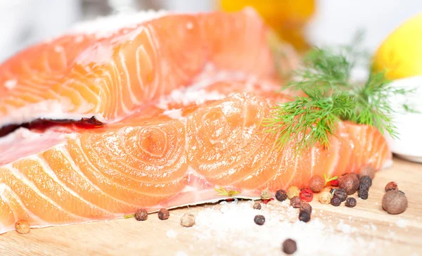 Verse zalm rode vis met citroen en specerijen — Stockfoto