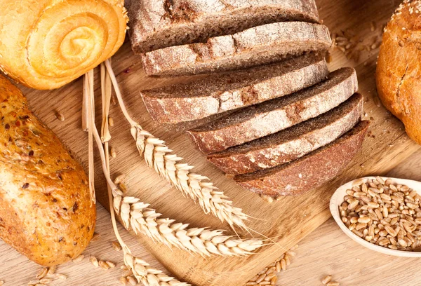 Frisch gebackenes traditionelles Brot — Stockfoto