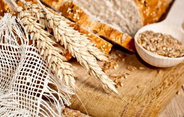 Taze pişmiş geleneksel ekmek — Stok fotoğraf