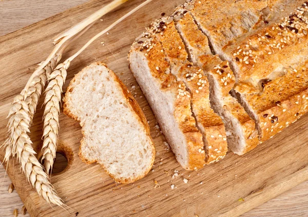 Frisch gebackenes traditionelles Brot — Stockfoto