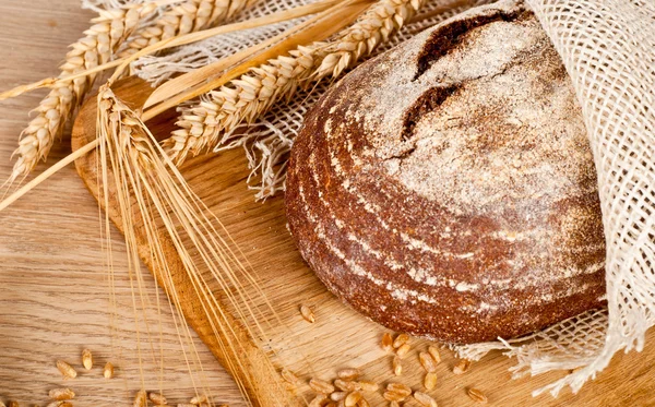 Frisch gebackenes traditionelles Brot — Stockfoto