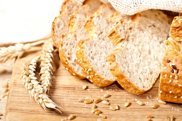 Frisch gebackenes traditionelles Brot — Stockfoto