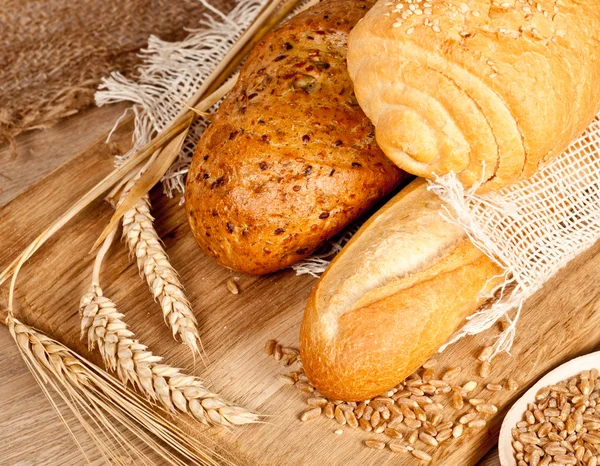 Свежий выпеченный традиционный хлеб — стоковое фото