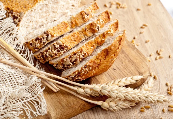 Свежий выпеченный традиционный хлеб — стоковое фото