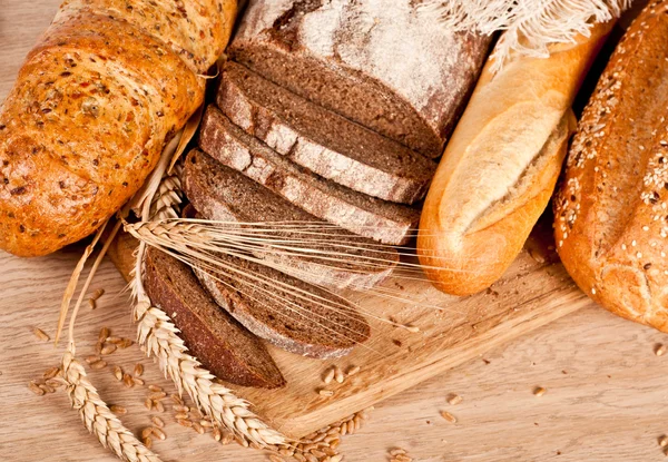 Frisch gebackenes traditionelles Brot — Stockfoto