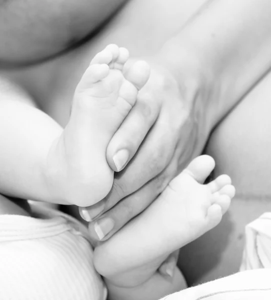Doux nouveau-né pieds bébé — Photo