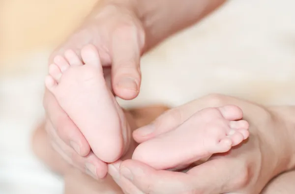 Süße neugeborene Babyfüße — Stockfoto
