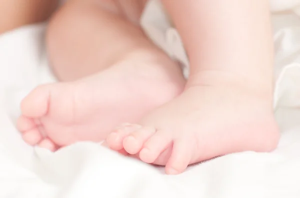 Dulce bebé recién nacido pies — Foto de Stock