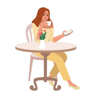 Kahve içen ve telefonda haber izleyen bir kadın.