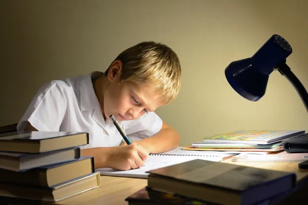 Child learns at night — Stock Photo, Image