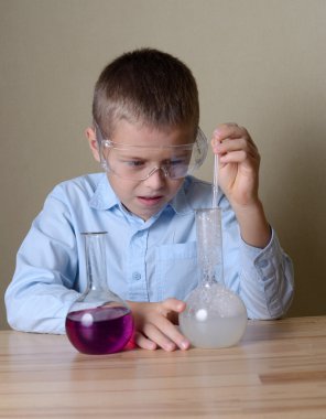 çocuk kimya deneyleri yapıyor