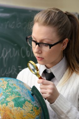 kadın bir küre incelenmesi