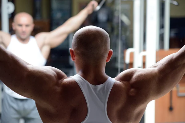 Bodybuilder in gym — Stock Photo, Image