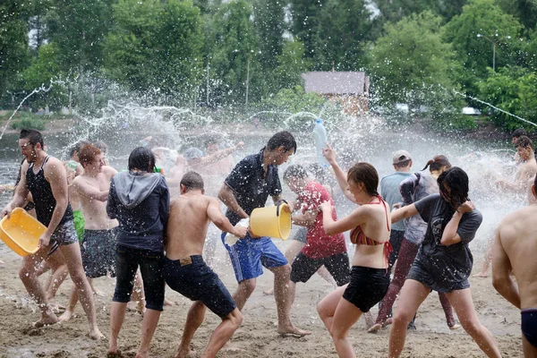 Batalha de água na praia de Kiev — Fotografia de Stock