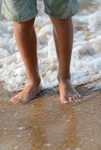 Pies en la playa del mar —  Fotos de Stock