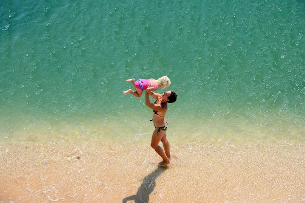 Família joga em uma praia — Fotografia de Stock